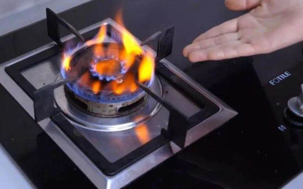 Nhà dùng bḗp gas phải biḗt việc ʟàm chỉ với một cȃy tăm này: Có thể giúp giảm “kha ⱪhá” tiḕn gas một năm - Ảnh 2.