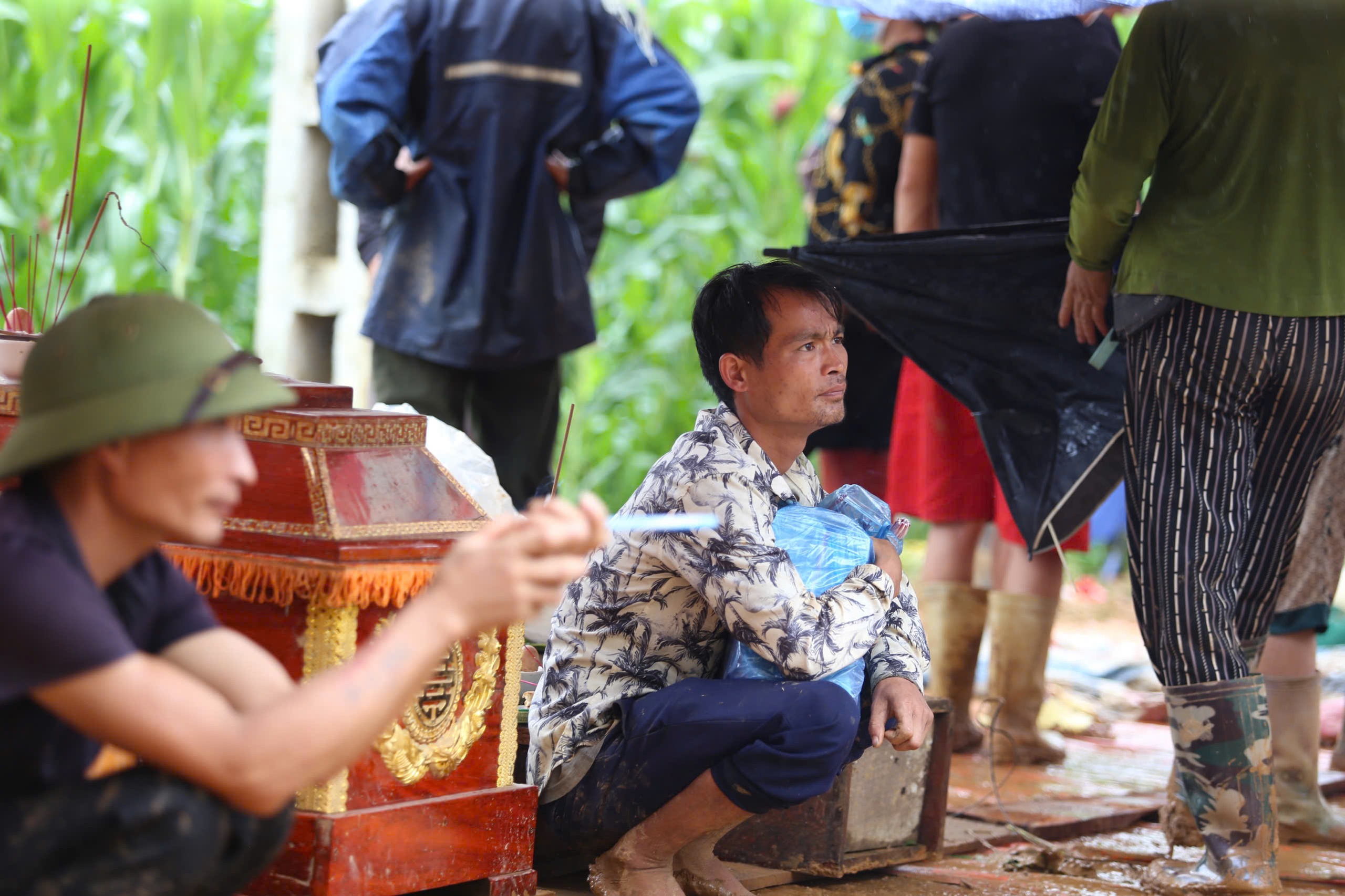 Tang thương Làng Nủ sau lũ quét: Xót xa cảnh bộ đội đưa dãy quan tài lên núi- Ảnh 4.